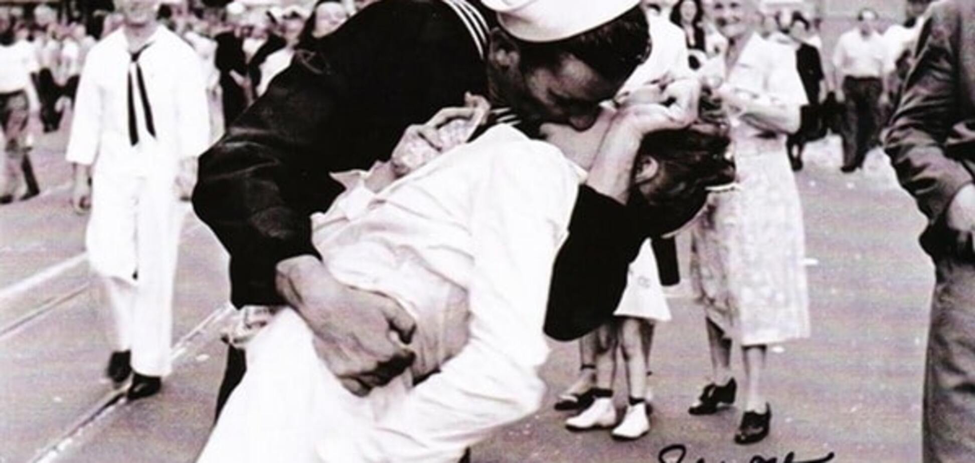 В США умерла медсестра с известного снимка поцелуя на Таймс-сквер