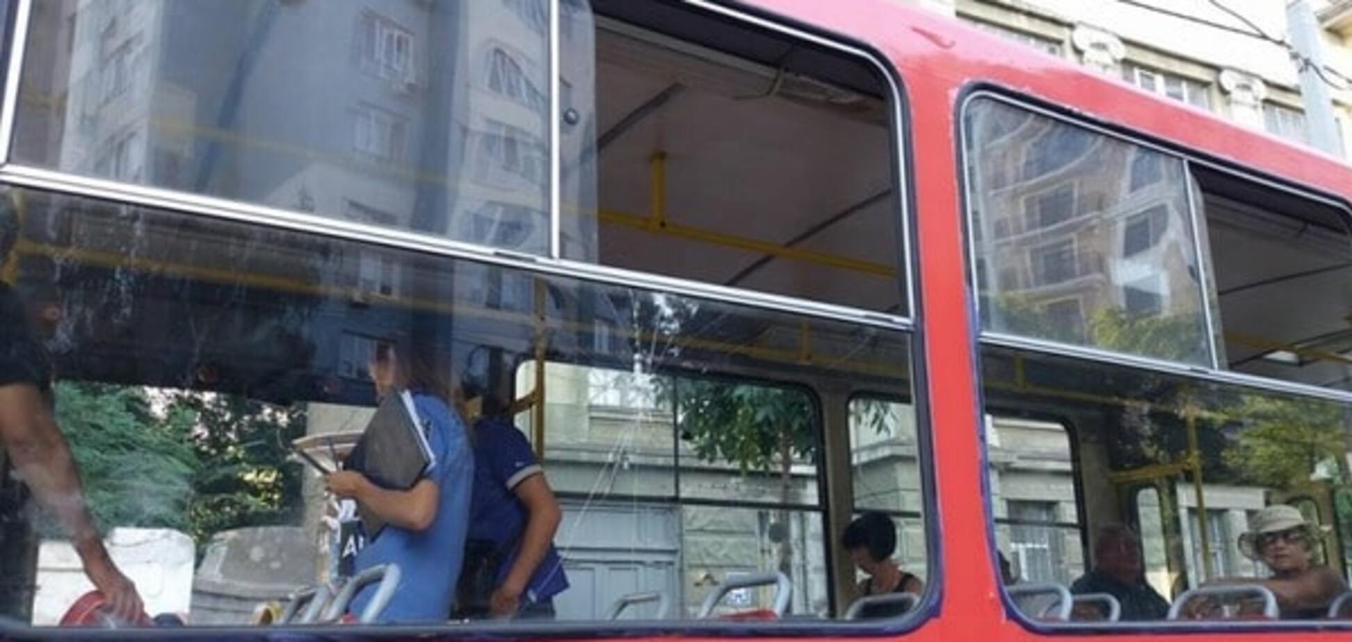 Палил по пасажирам: в Одессе мужчина открыл стрельбу в трамвае 