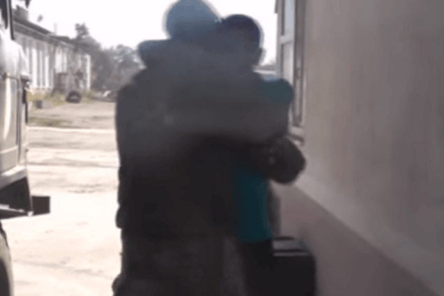 'Будет танцевать на свадьбе': в соцсети показали трогательную встречу двух бойцов АТО. Опубликовано видео