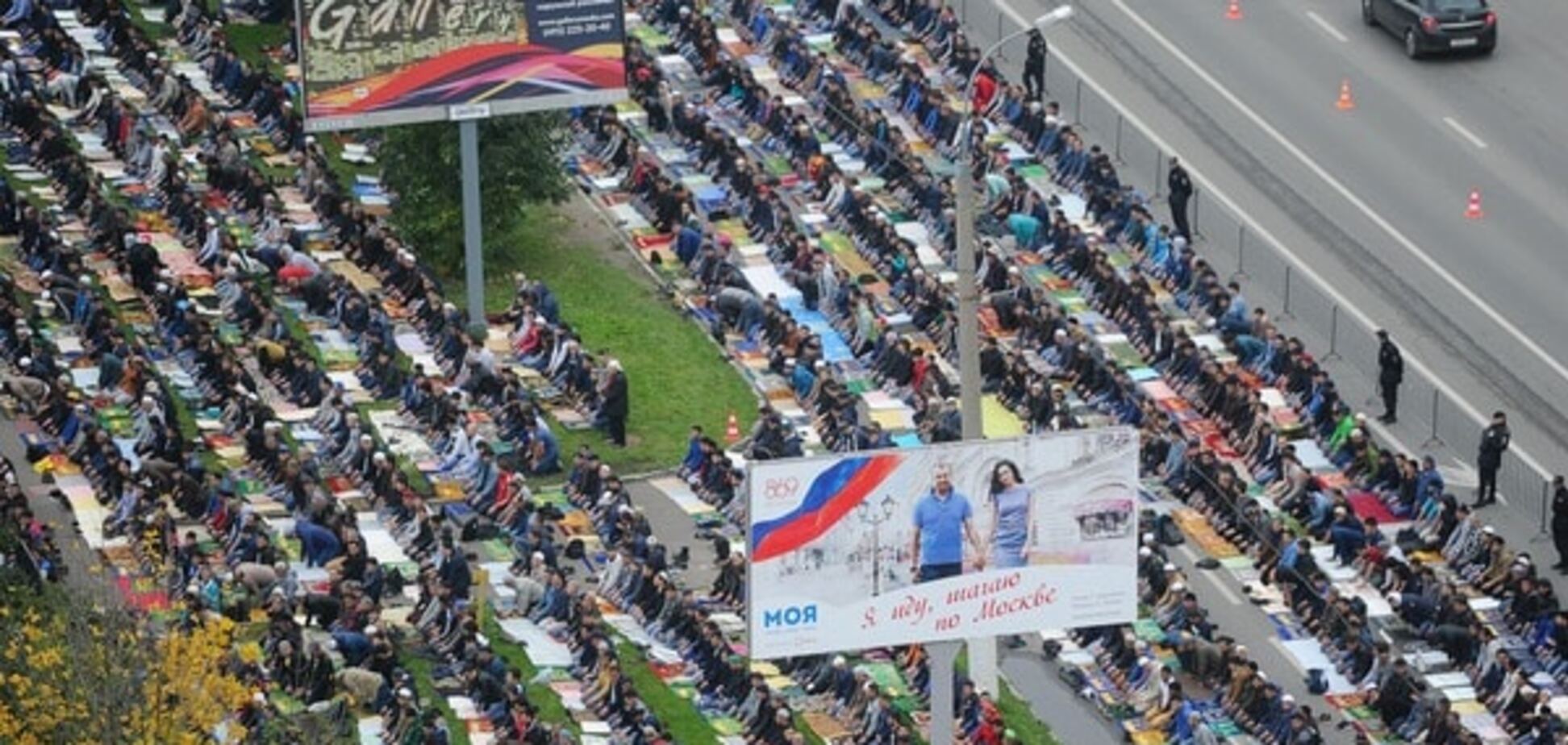 Тысячи мусульман заполонили улицы Москвы: в сети показали фото празднования Курбан-байрама