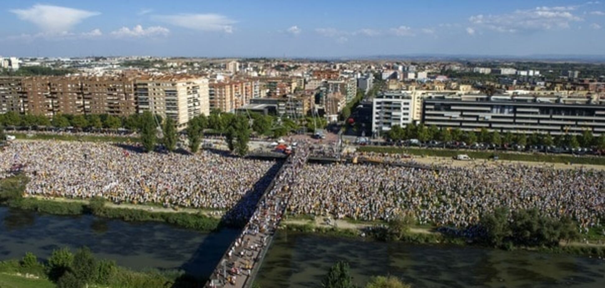 В Каталонии прошли масштабные шествия сепаратистов: опубликован фоторепортаж