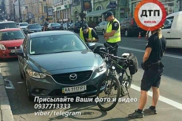 В Киеве женщина-водитель наехала на копа из-за замечания