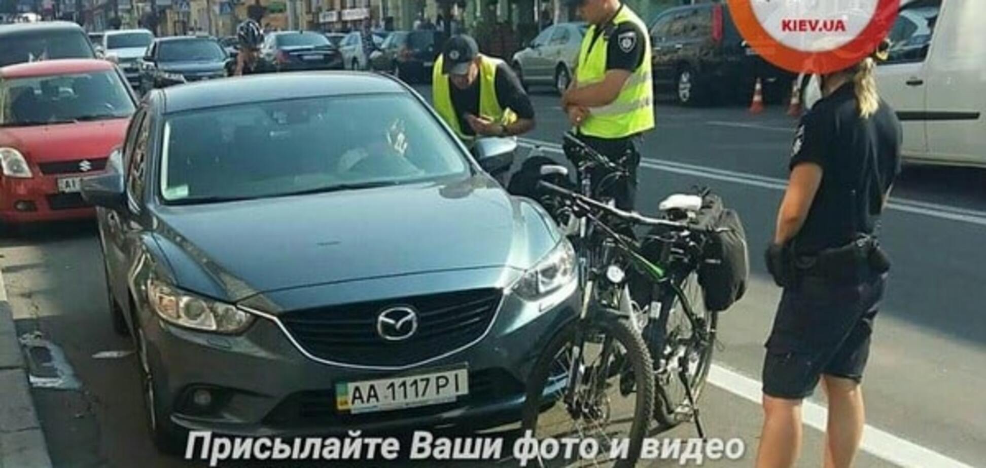 В Киеве женщина-водитель наехала на копа из-за замечания