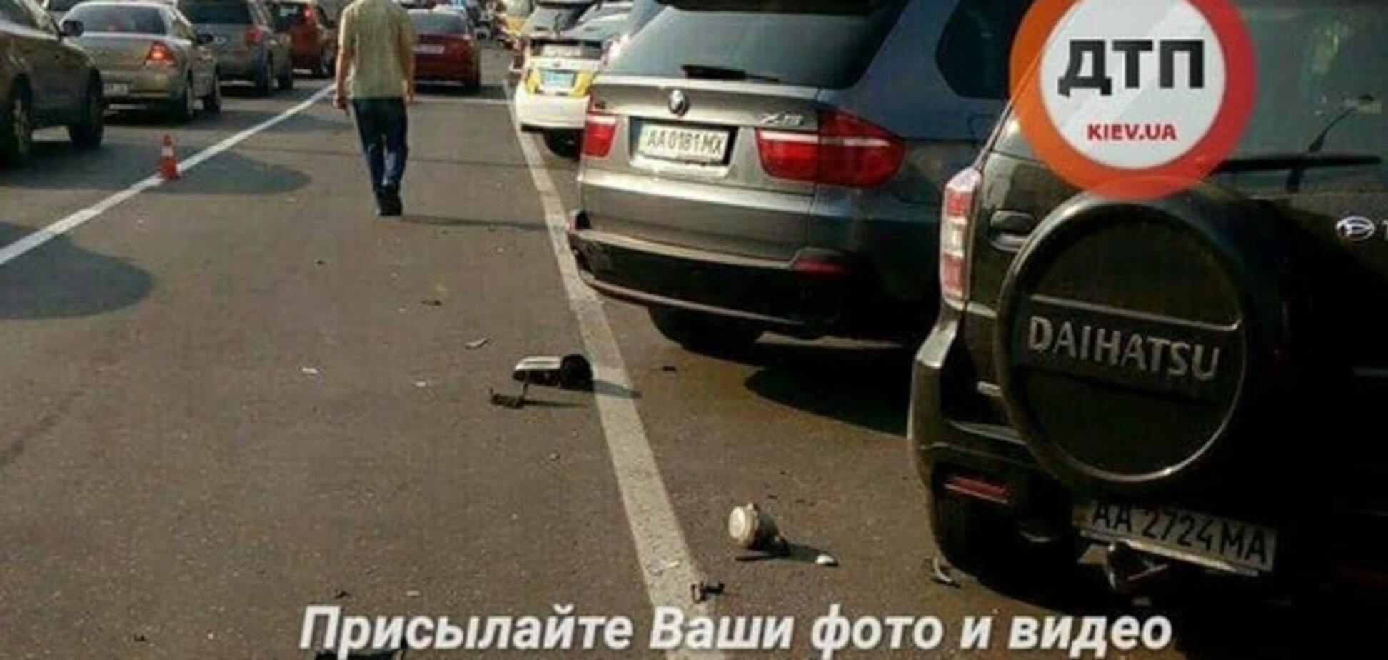 В Киеве пьяный водитель протаранил припаркованные автомобили: опубликованы фото