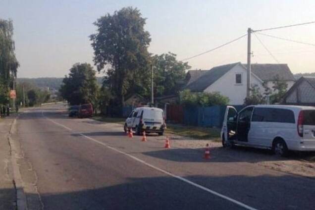 Под Киевом бус сбил двух детей: девочка погибла