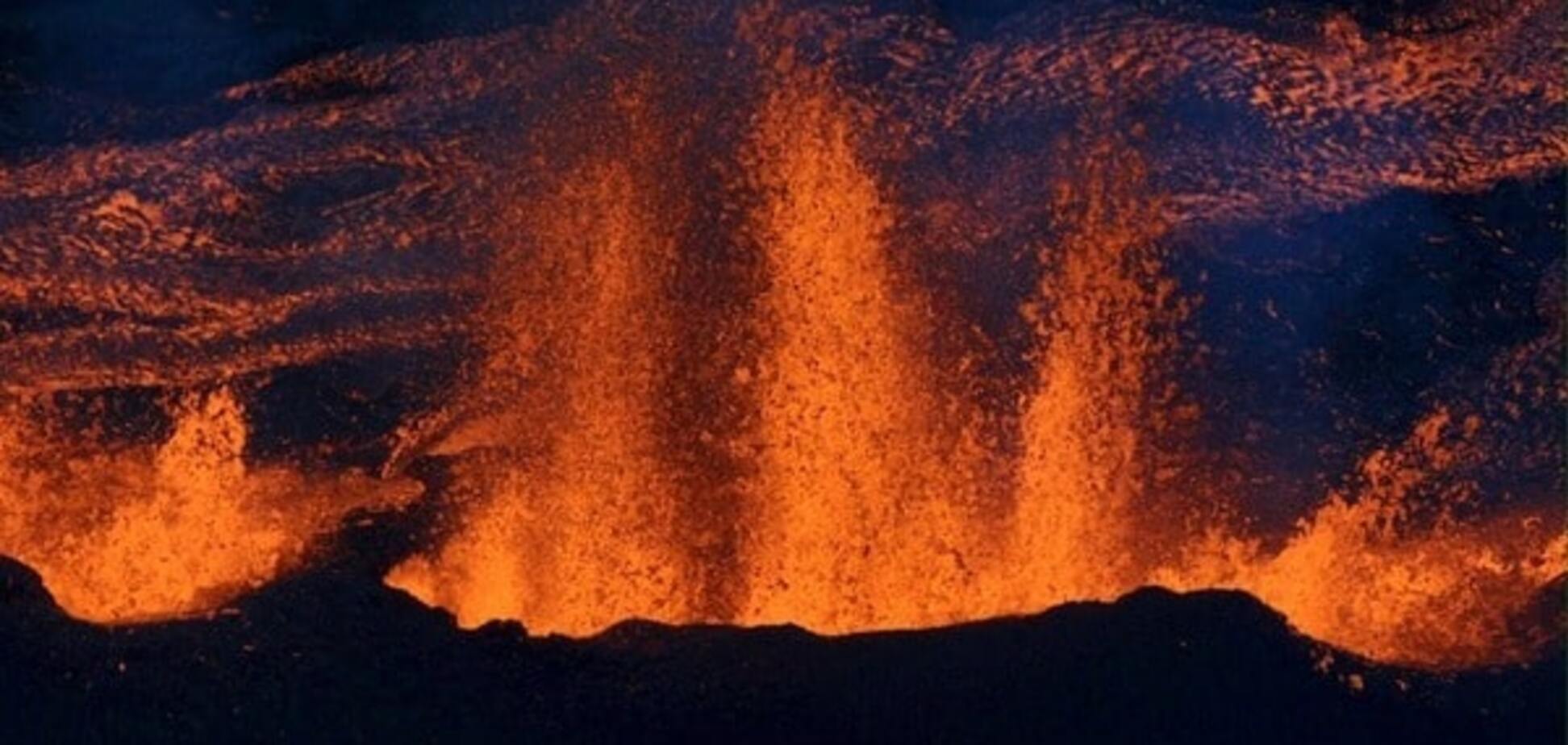 Во Франции произошло извержение самого активного в мире вулкана: видеофакт