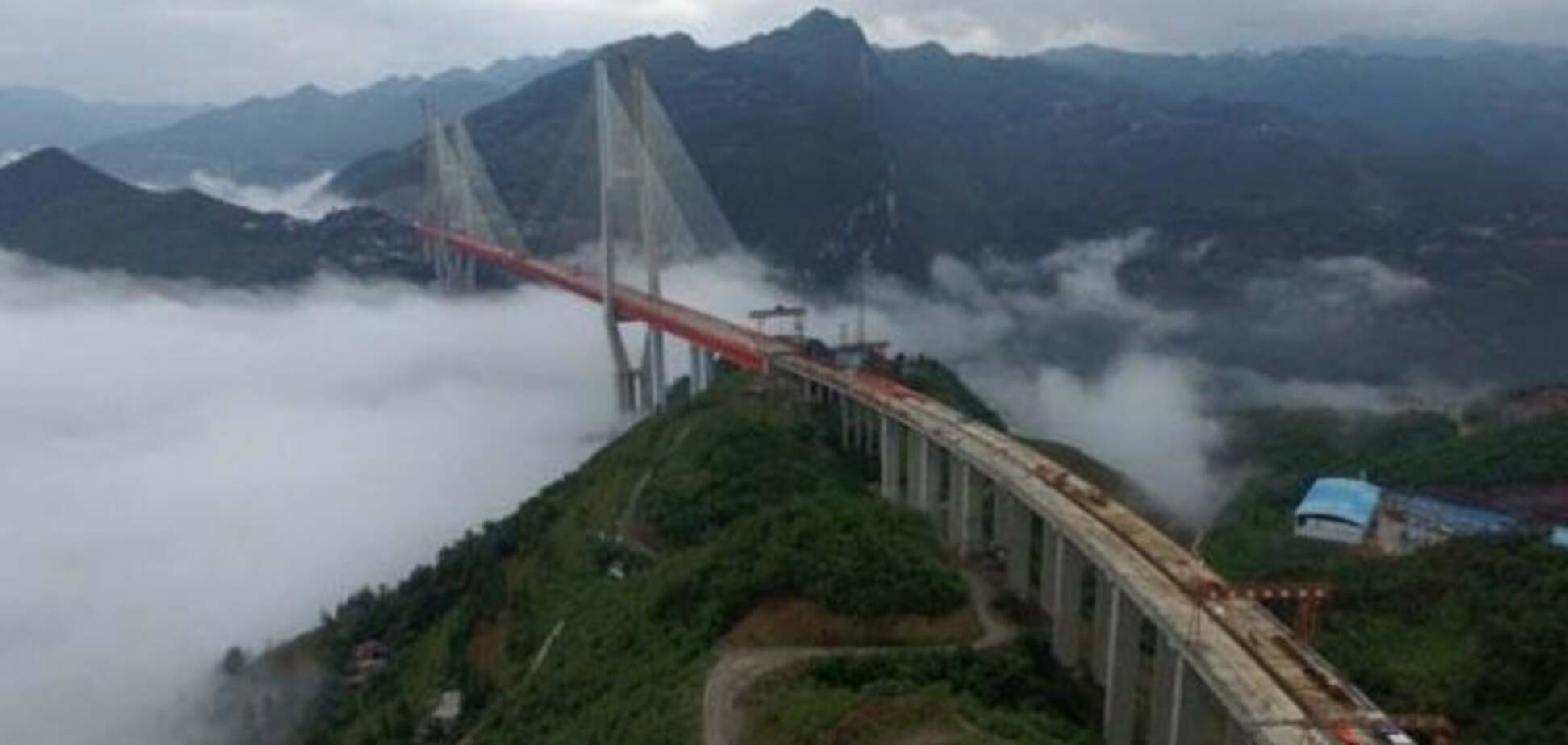 В Китае открыли самый высокий мост в мире: опубликовано видео
