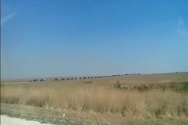 В оккупированном Крыму засняли передвижение большой колонны военной техники