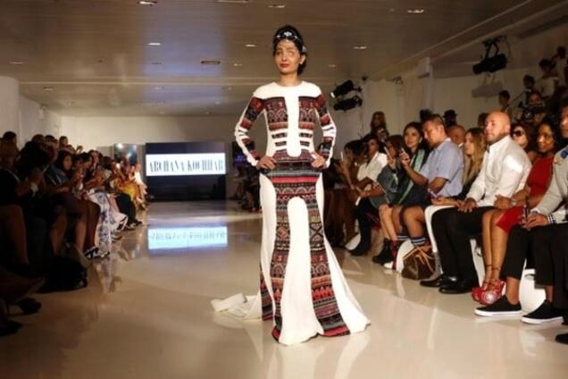 Модель с обожженным кислотой лицом произвела фурор на Неделе моды в Нью-Йорке