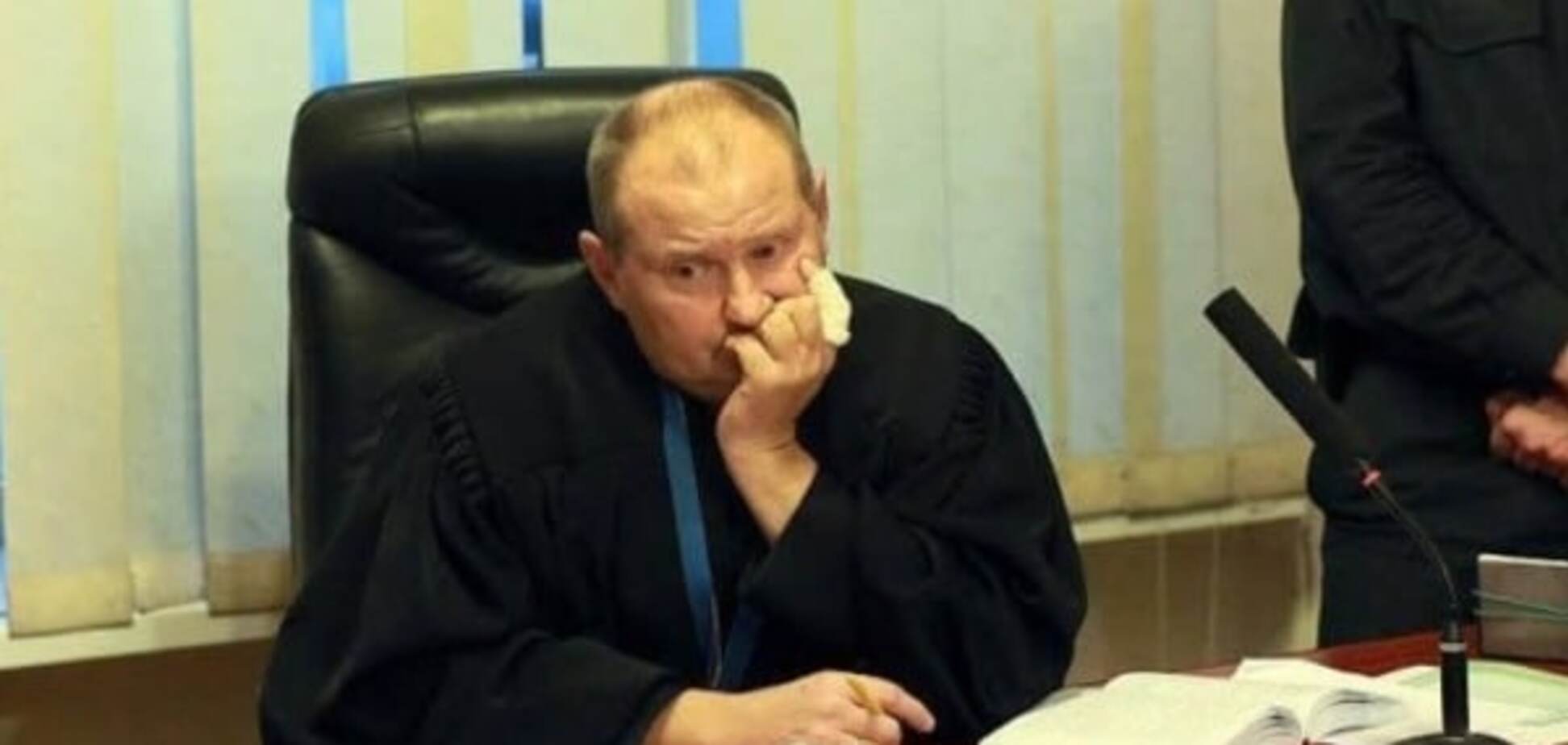 С помощью Интерпола: суд разрешил задержать беглого судью-коррупционера Чауса