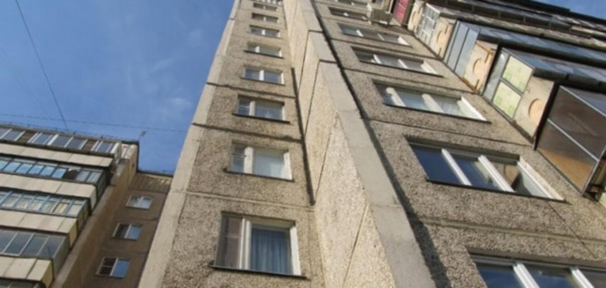 Ужасное происшествие: в Киеве с 5 этажа выпал годовалый ребенок