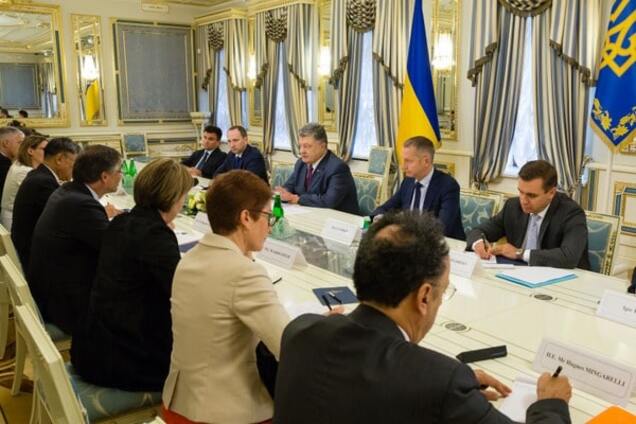 Обсудили конфликт с Россией: Порошенко встретился с послами стран 'Большой семерки' и ЕС