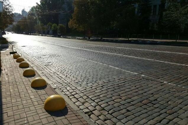 Стоп, автохам: в центре Киева появилось еще 150 полусфер