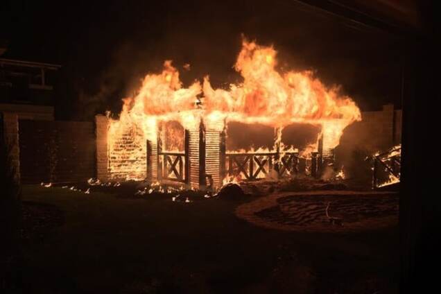 У Рівному невідомі кинули вибухівку у двір нардепа