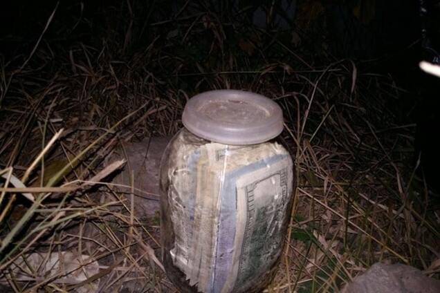 Стало известно, за что беглый судья Чаус получил взятку в $150 тысяч, которые прятал в банке