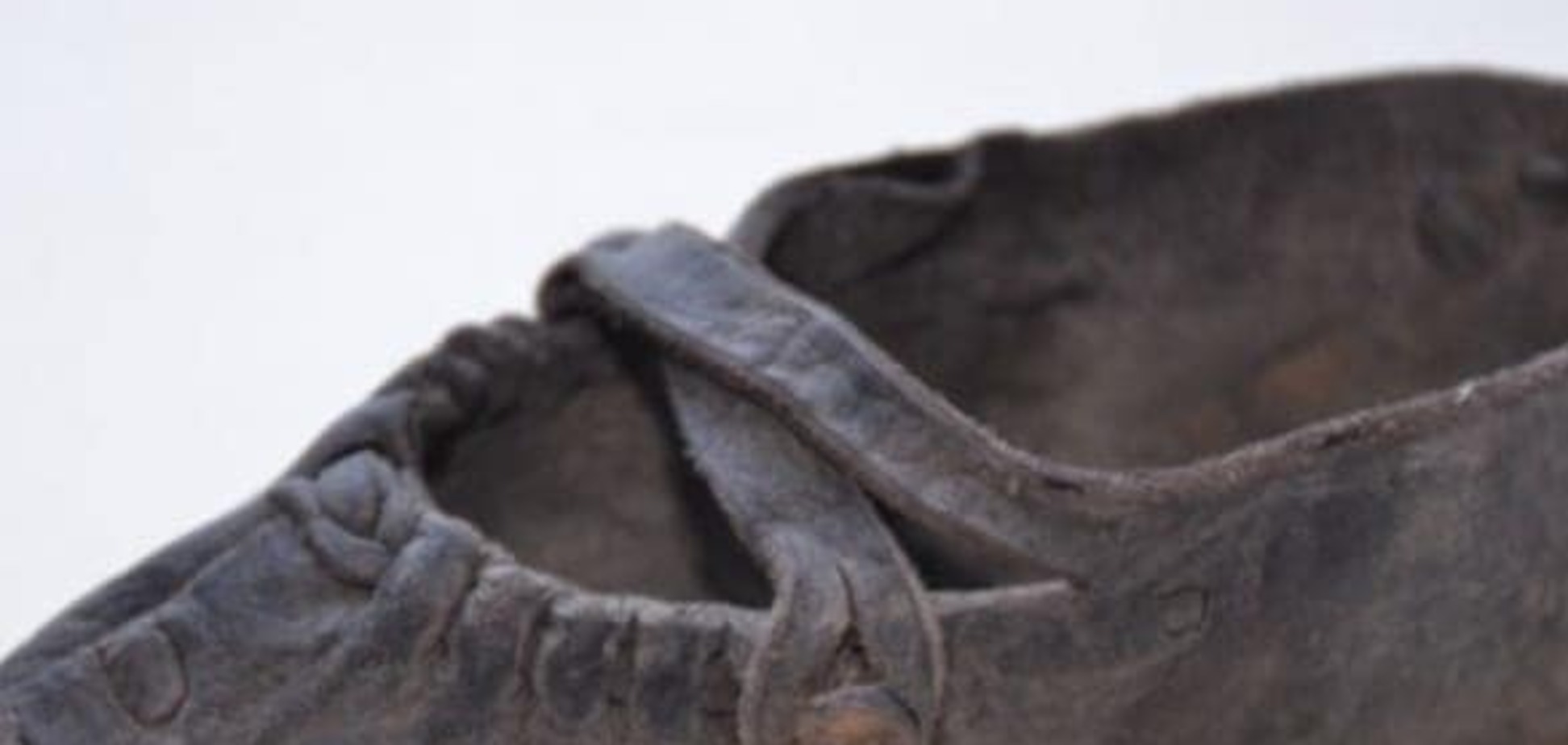 На Волині знайшли дитячий черевичок, який дають Середньовіччям