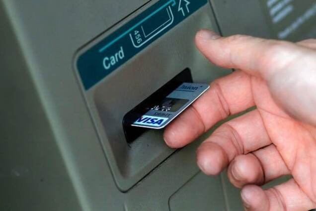 Зняли всі гроші: у Києві 'обчистили' картку відомого телекоментатора