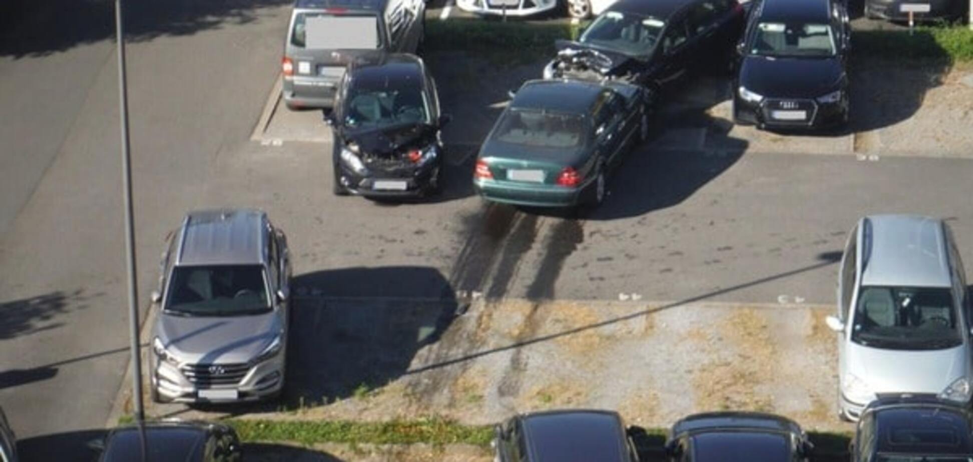 Перепутала педали: 75-летняя немка на парковке разбила 14 автомобилей - фото