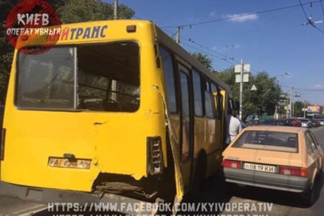 В Киеве грузовик протаранил маршрутку: опубликованы фото