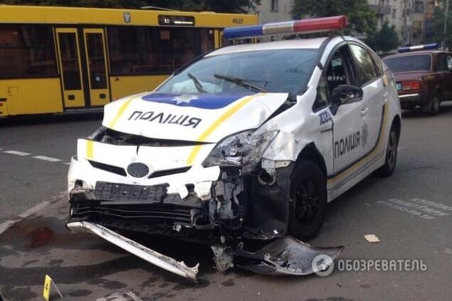 В центре Киева авто патрульных протаранило такси, есть пострадавшие: опубликованы фото