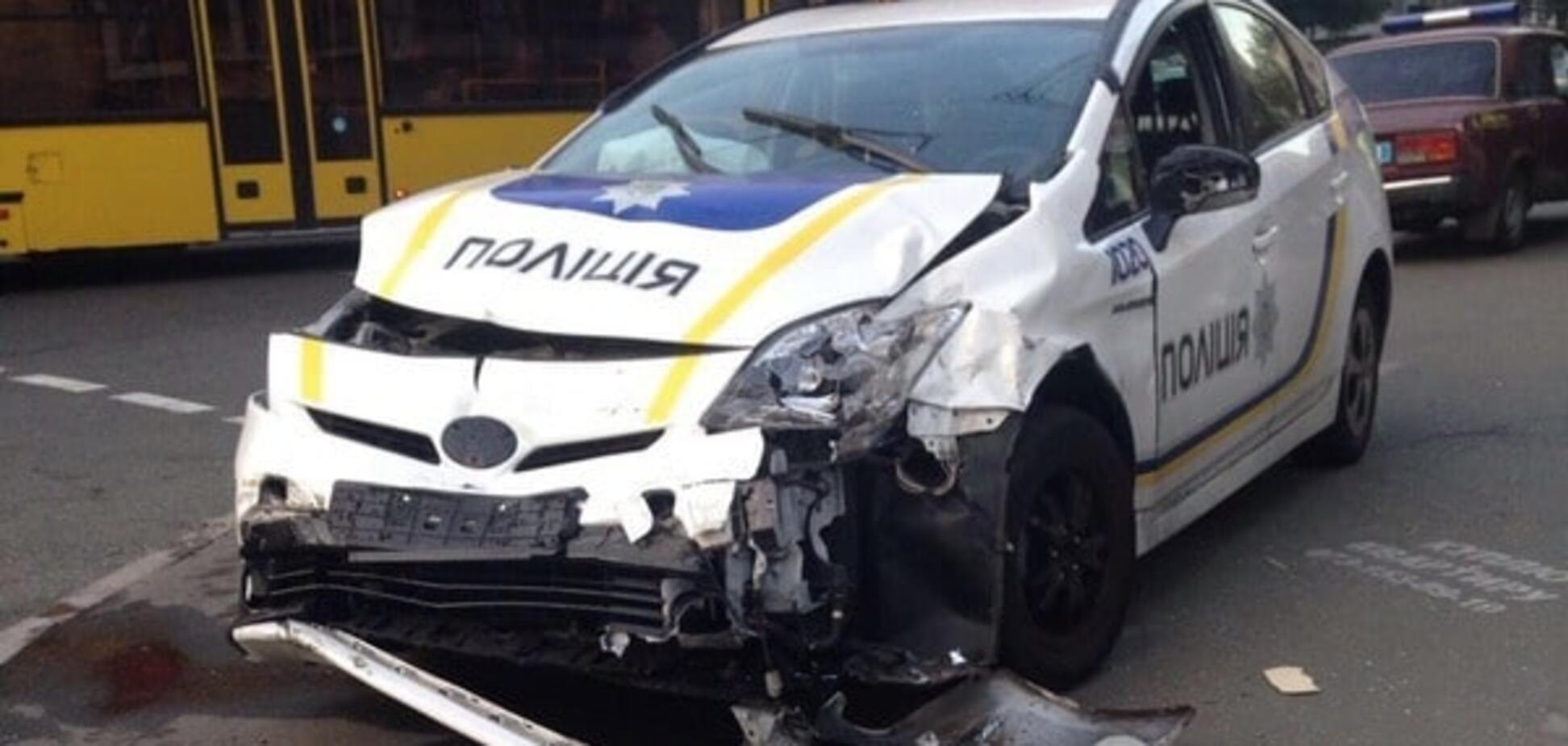 У центрі Києва авто патрульних протаранило таксі, є постраждалі