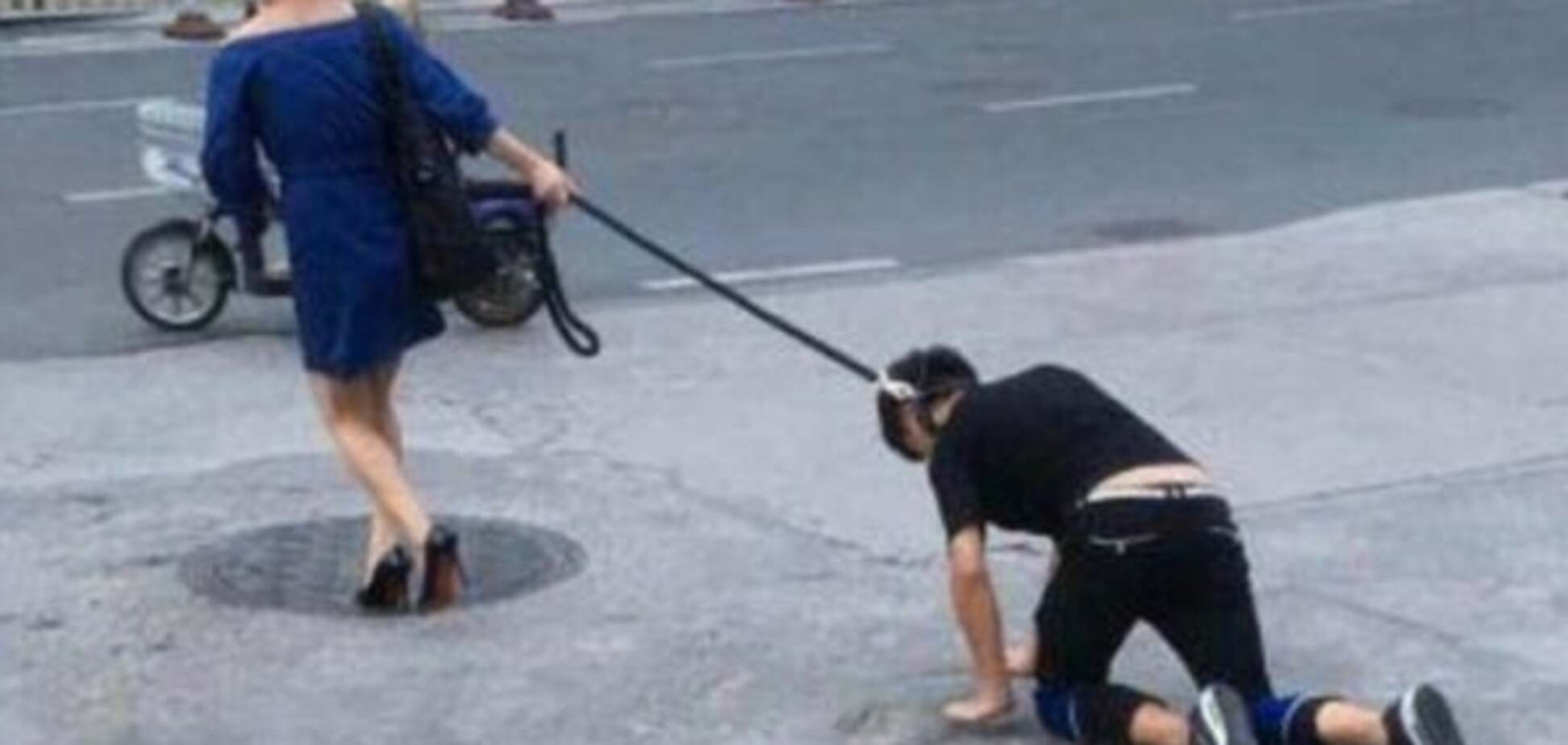 Китаянка прошлась по улице с мужчиной на поводке: шокирующие фото