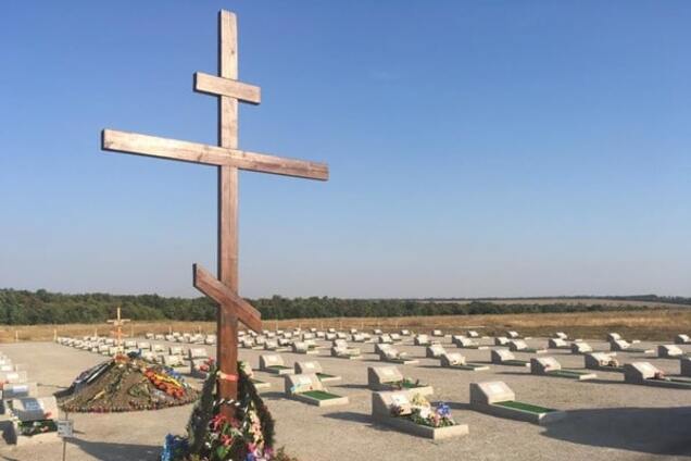 Похоронены 200 человек: в сети показали кладбище погибших под Иловайском бойцов АТО