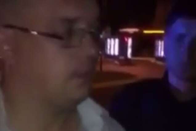 'Мы же свои!': в Киеве патрульные остановили автомобиль с пьяными полицейскими