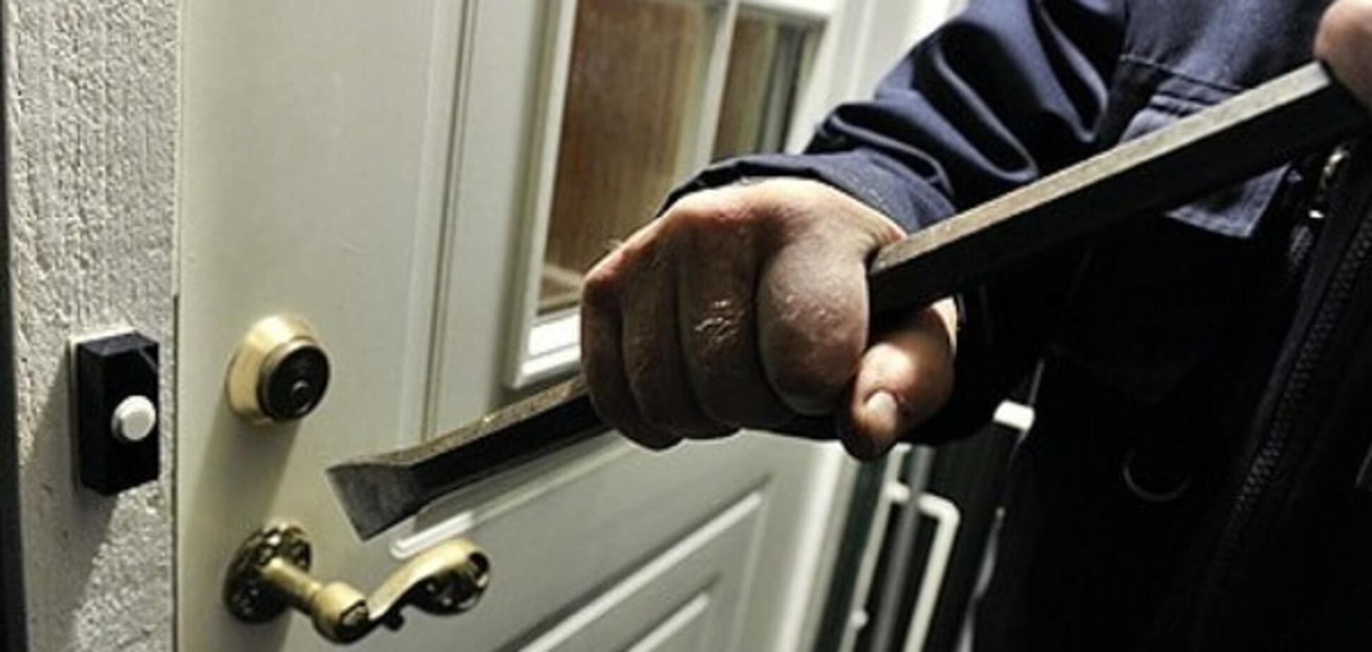 В Киеве бандиты ворвались в дом и связали хозяина
