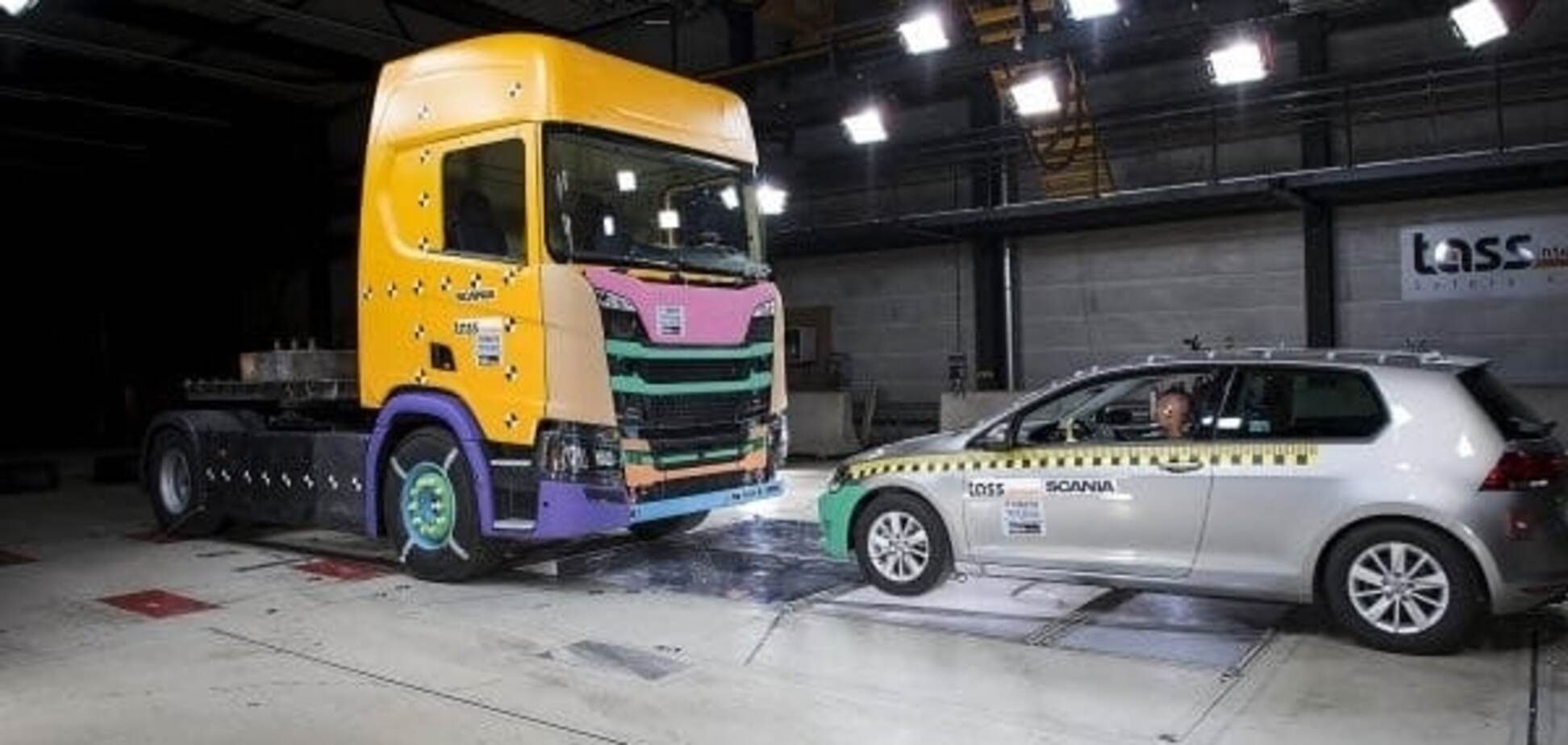 Scania испытывала новые грузовики невероятными краш-тестами в течение пяти лет: видео