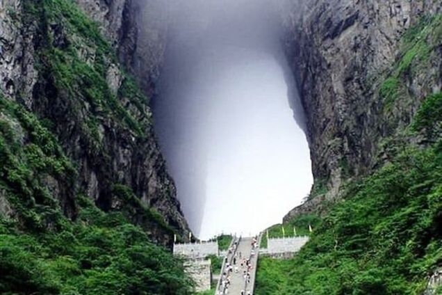 'Небесні ворота': дивовижні фото печери у Китаї
