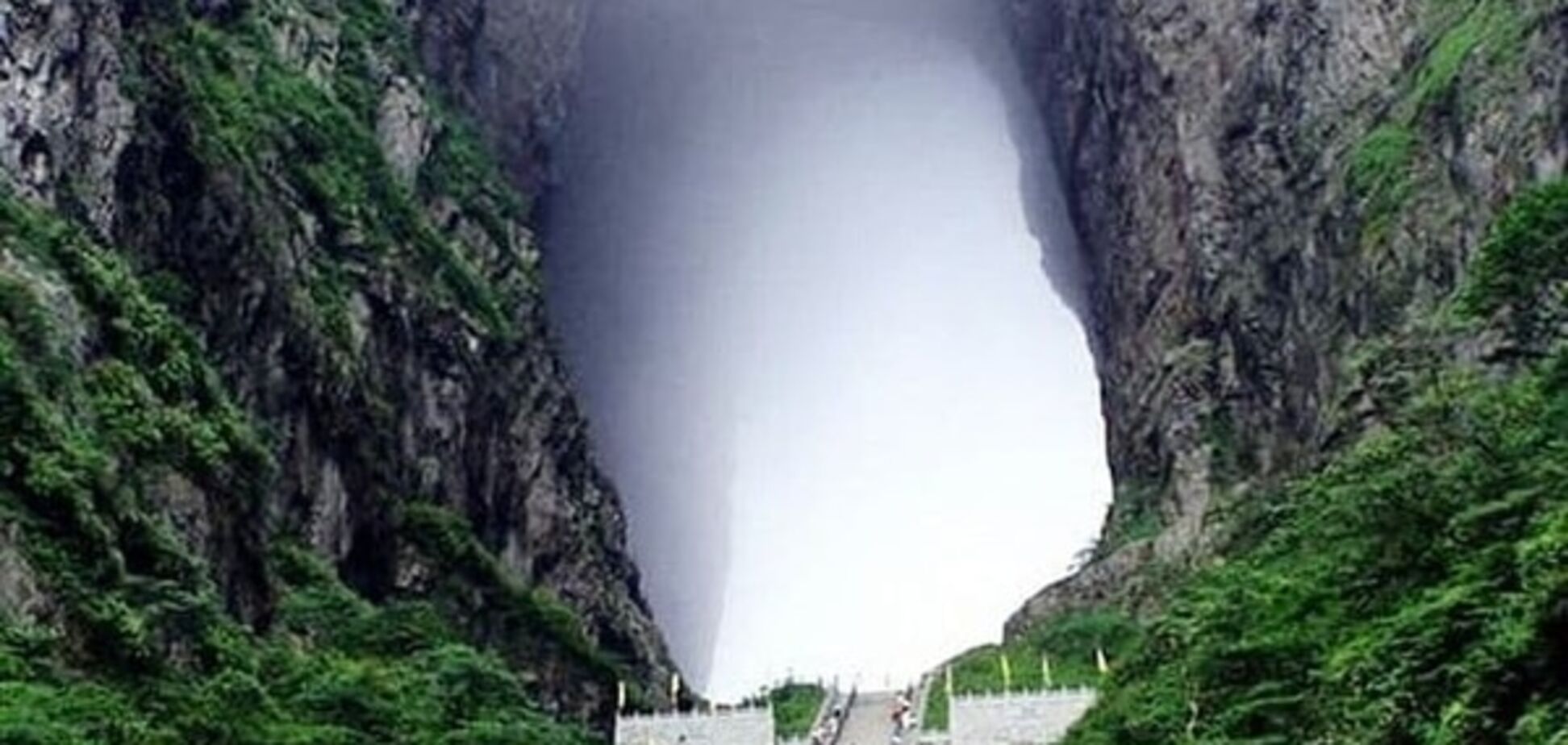 'Небесні ворота': дивовижні фото печери у Китаї
