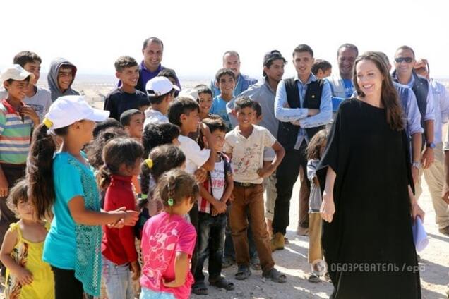 Американский таблоид осудил Анджелину Джоли за выступающие соски на встрече с беженцами