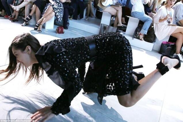 Модель Белла Хадид упала на подиуме во время показа
