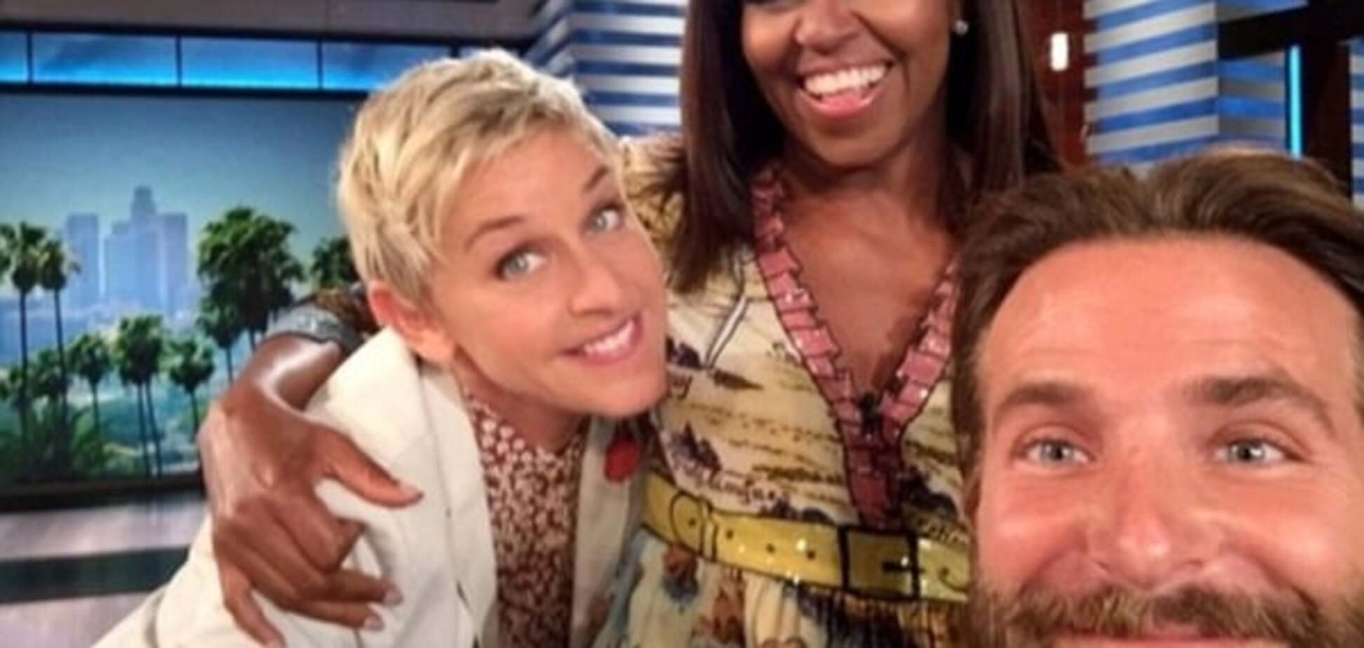 Брэдли Купер сделал уникальное селфи с Мишель Обамой на шоу Эллен ДеДженерес