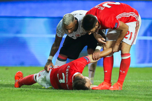 Игрок соперника 'Динамо' потерял сознание во время матча Лиги чемпионов: видео инцидента