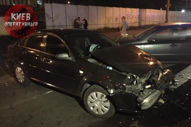 В Киеве пьяный водитель разбил три авто на светофоре: опубликованы фото
