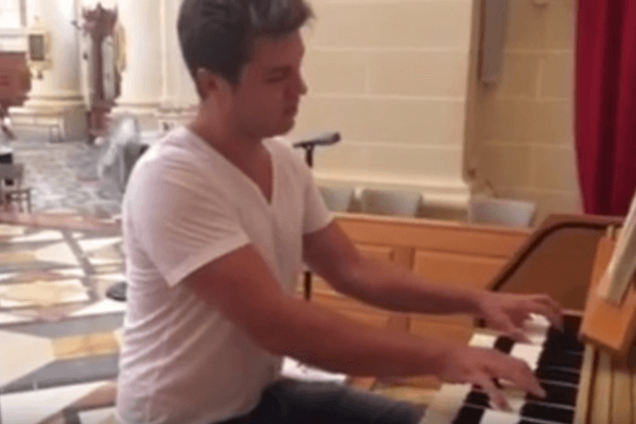 Пианист-виртуоз Евгений Хмара на Мальте сыграл гимн Украины