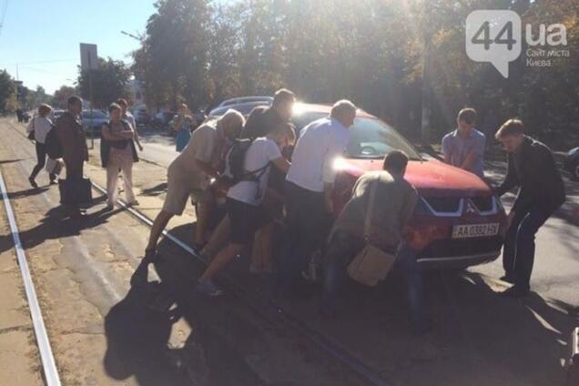 В Киеве возмущенные пассажиры отодвинули джип с трамвайных рельсов