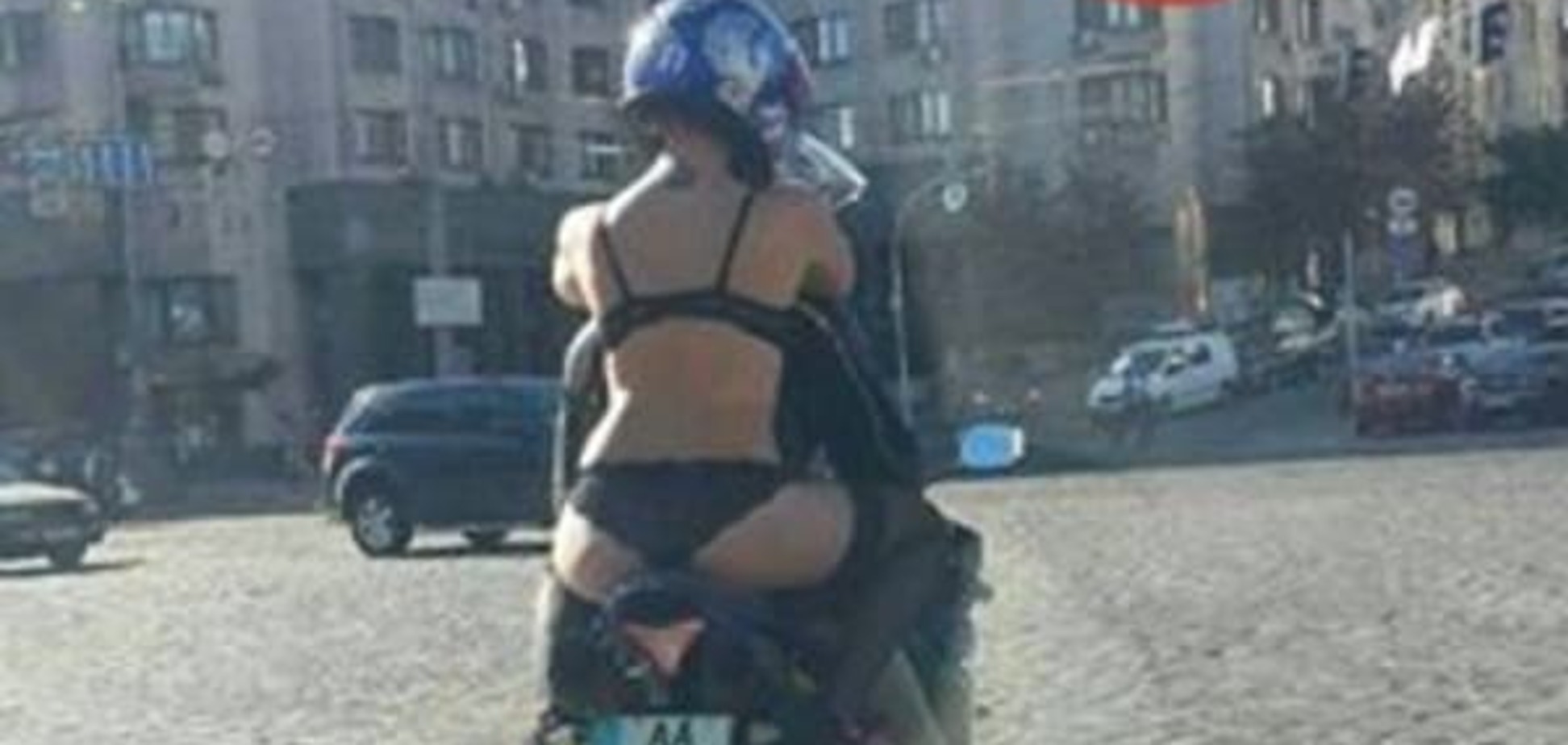 Эффектно: в Киеве девушка разъезжала на мотоцикле в одном нижнем белье