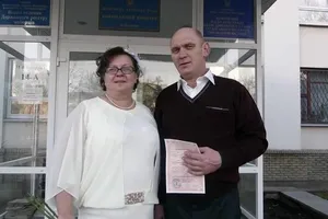 "Вместо слов маты": коммунистку из "ЛНР" взбесил бардак при получении паспорта "республики"