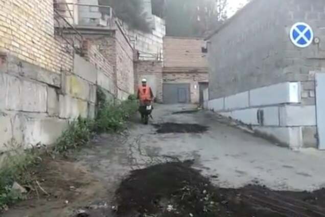 Так приказали: в сети показали, как в России 'латают' асфальт с помощью земли