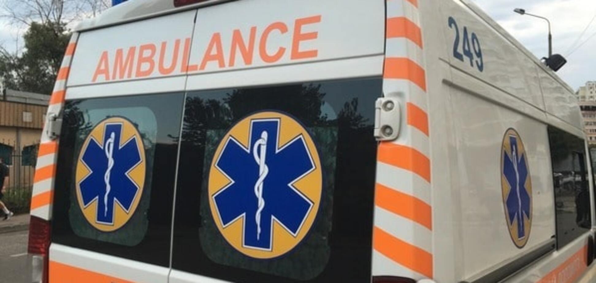 В Киеве бус протаранил остановку с людьми, есть пострадавшие