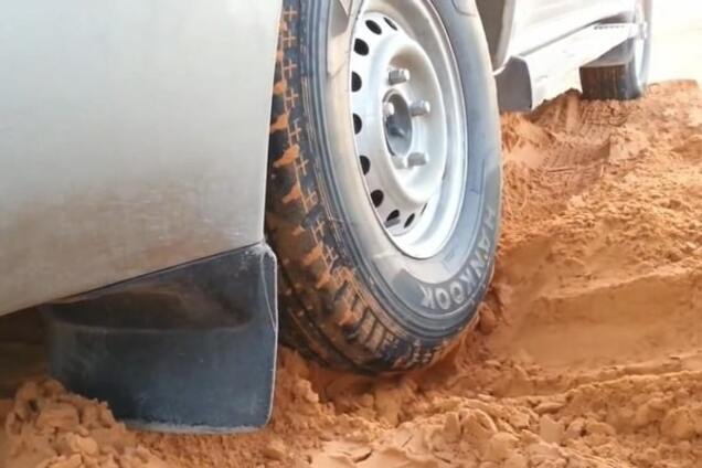 Как вытащить автомобиль, застрявший в песке: видео простого лайфхака
