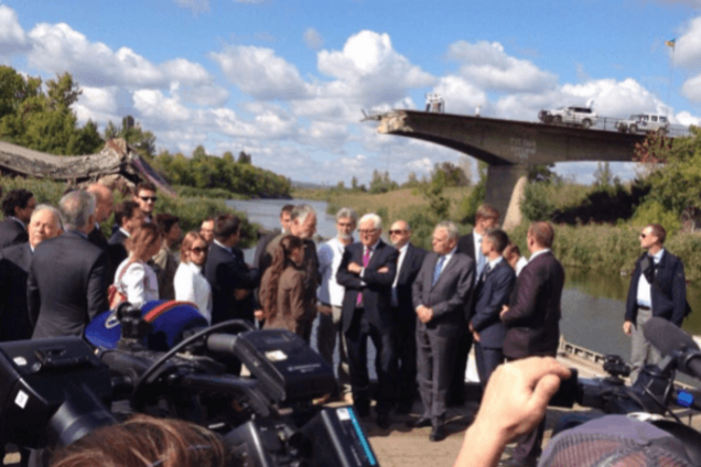 Жебривский показал Штайнмайеру и Эйро разрушенный войной мост в Славянске: фотофакт