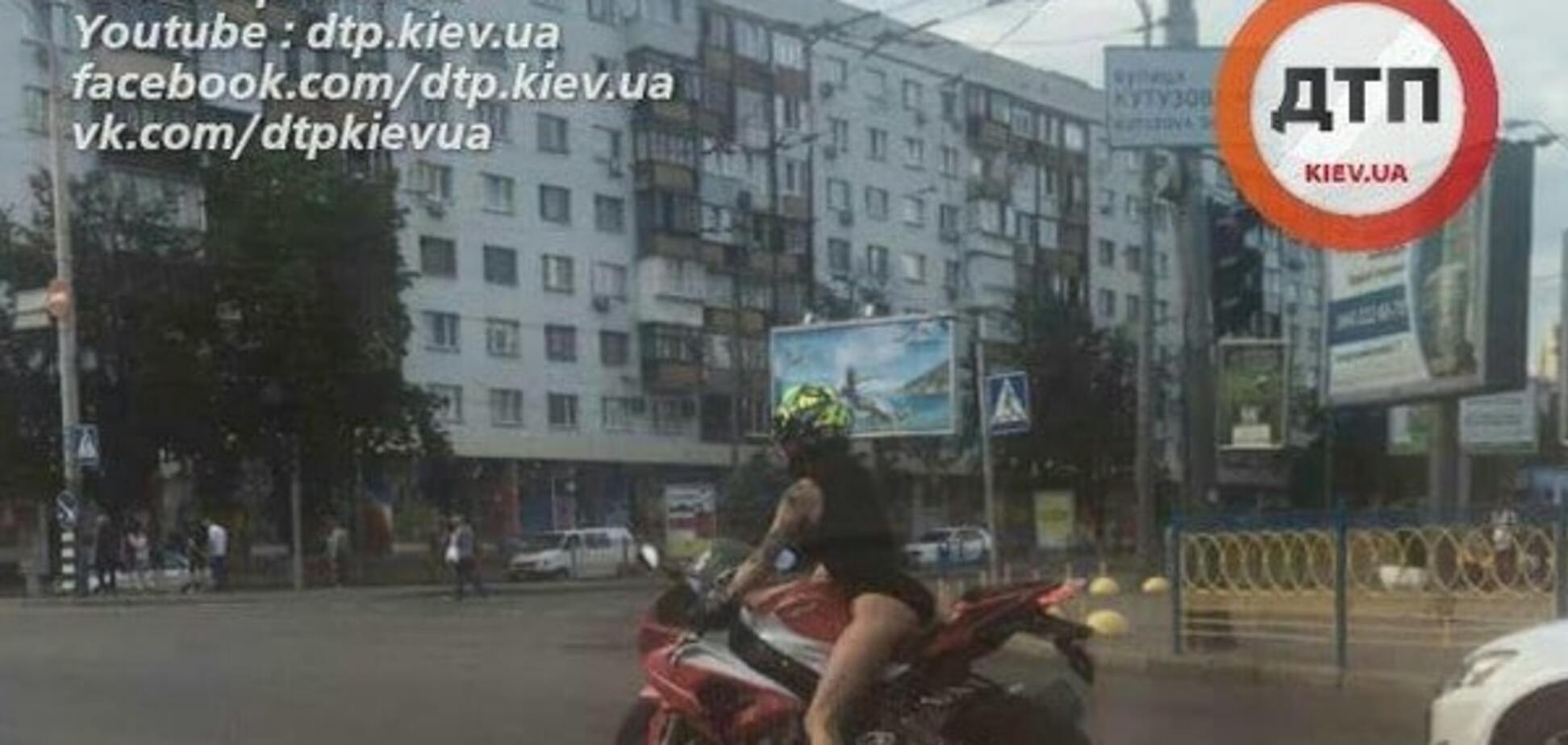 В Киеве заметили еще одну эффектную мотогонщицу: опубликовано фото