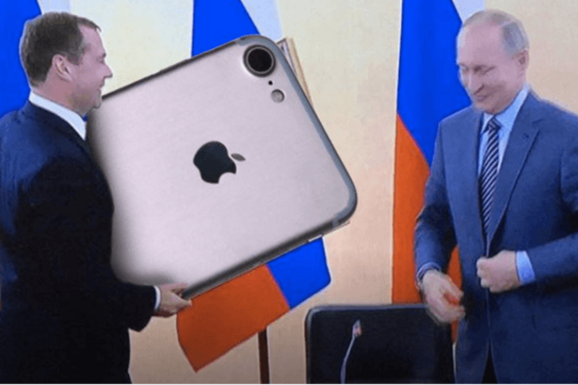 'Интересно, на что намекает?': в сети высмеяли 'креативный' подарок Путина Медведеву. Опубликованы фото