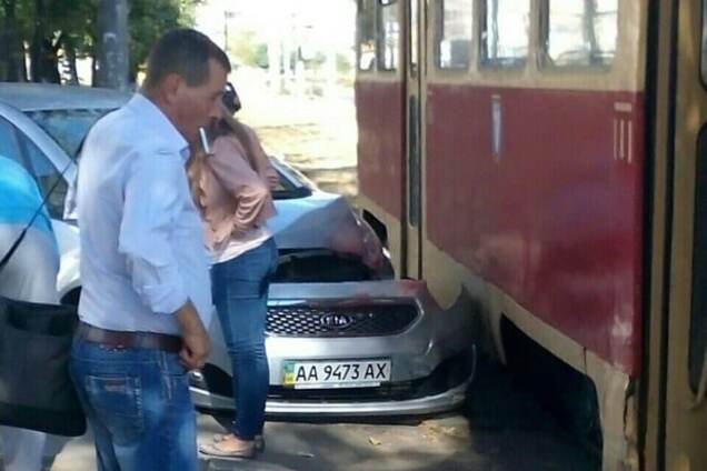 В Киеве трамвай подмял автомобиль: опубликованы фото