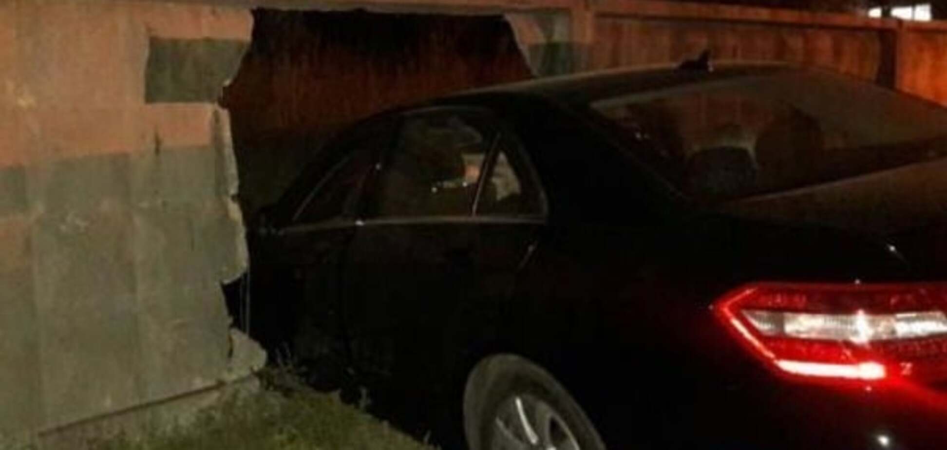 В Киеве водитель протаранил бетонный забор: опубликованы фото