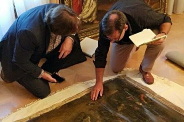 СБУ показала директору музея похищенные в Нидерландах картины